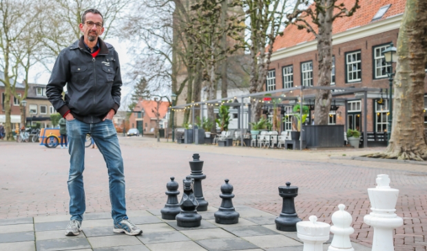 <p>Gerrit Wolters bij de &#39;schaakvloer&#39; in het Oude Dorp</p>