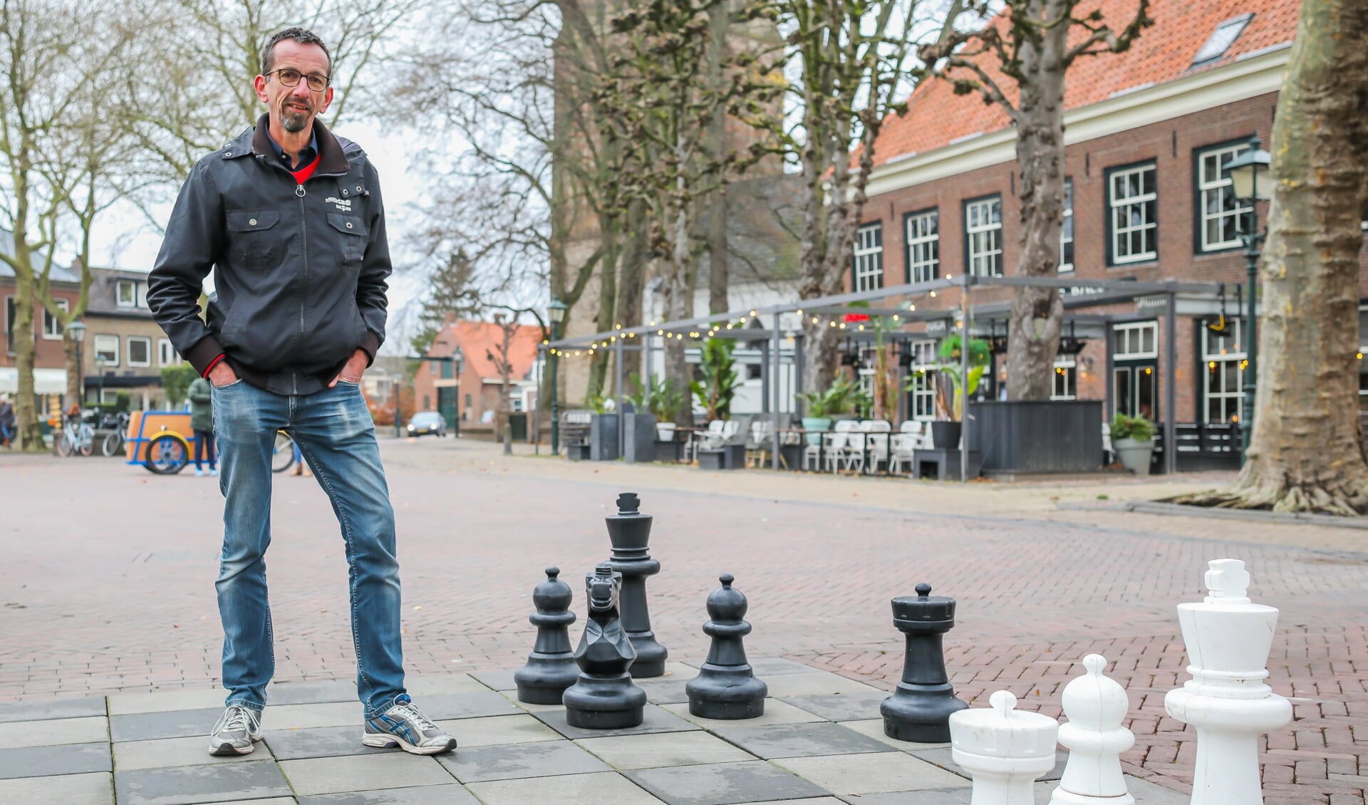 Gerrit Wolters bij de 'schaakvloer' in het Oude Dorp
