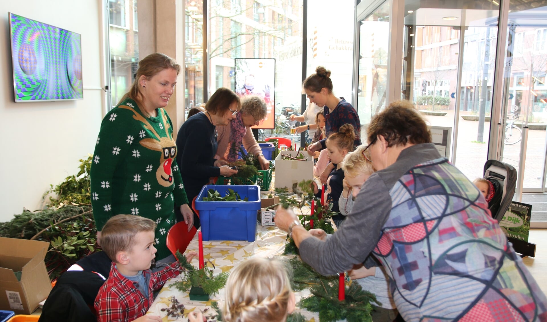 Kerststukjes maken in de Cultuurfabriek, in 2019.