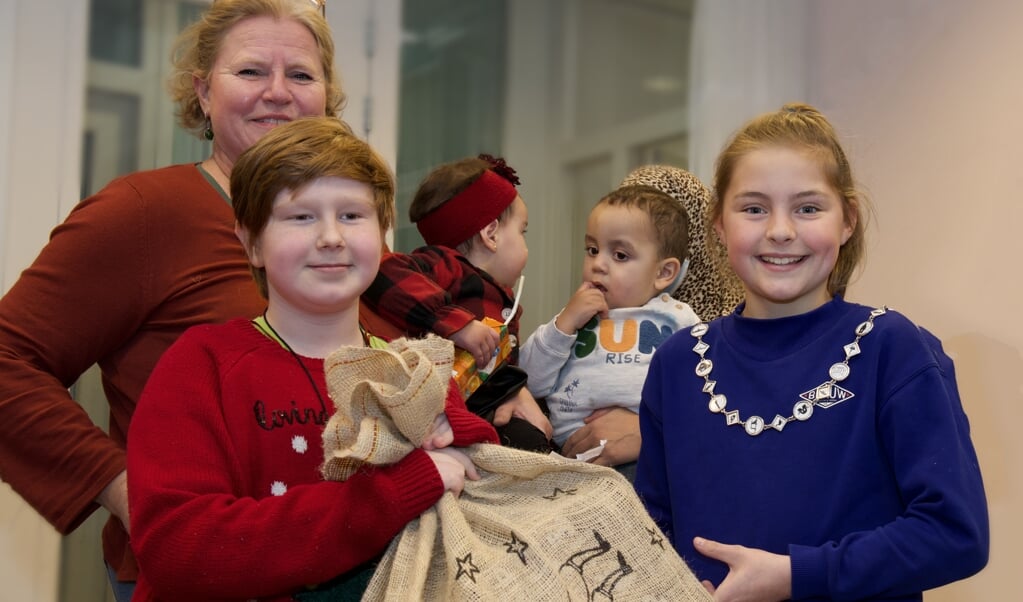 Een zak vol cadeautjes voor 260 kinderen uit Haarlemmermeer die van een minimaal inkomen moeten rondkomen.