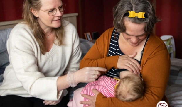 Erna tijdens een huisbezoek, observatie van een voeding