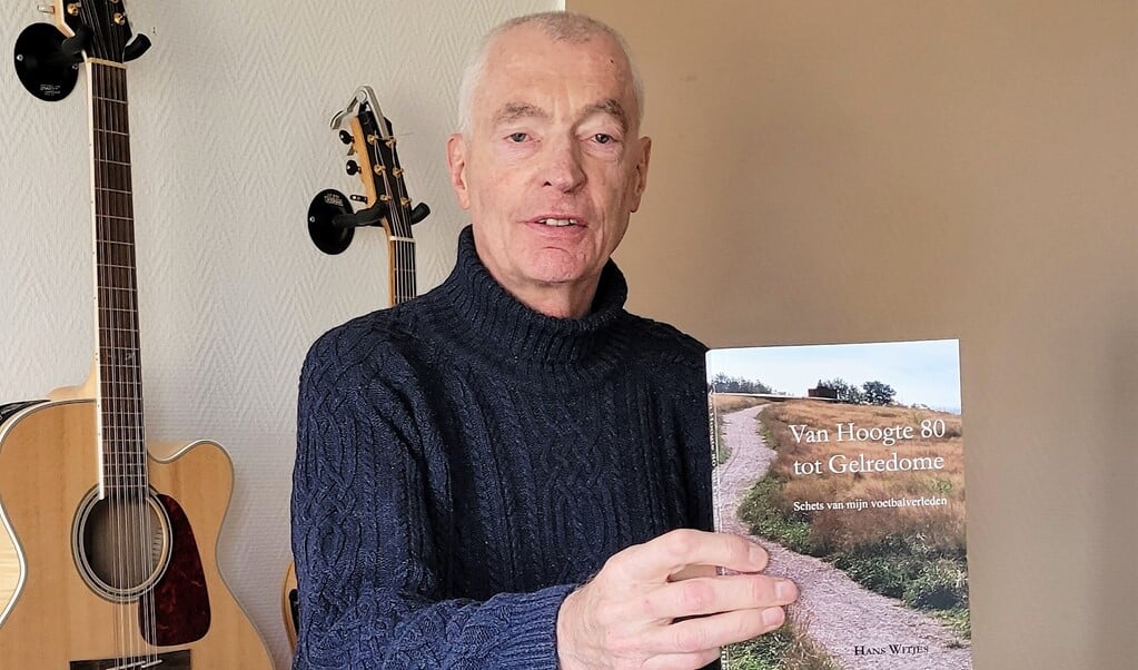 Schrijver en muzikant Hans Witjes toont de cover van zijn boek  ‘Van Hoogte 80 tot Gelredome’.