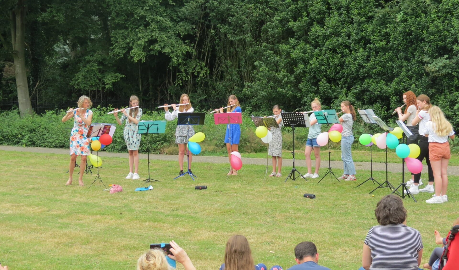 Optreden fluitleerlingen op het recreatieveld aan de Beukenlaan, zomer 2021