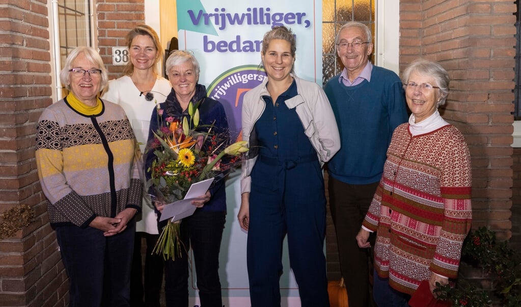 De groepsprijs Maatschappelijk was voor de Algemene Senioren Vereniging Zeist. V.l.n.r. Janny van Werkhoven, Karolijn Burgman, met bloemen Marieke van Gemeren, Maartje Simons van de Vrijwilligerscentrale Zeist, Han Willems en Lia van Dijk.