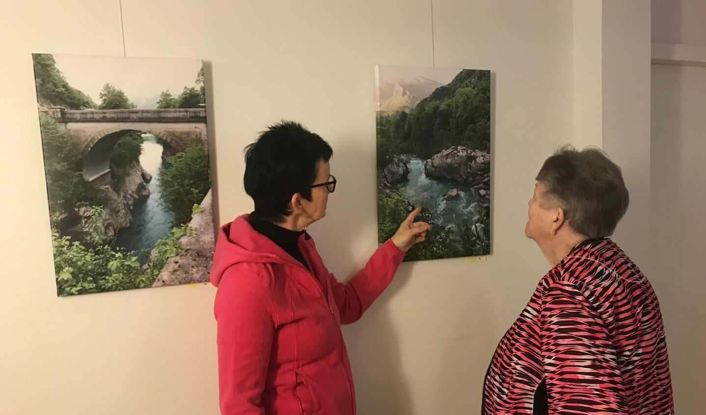 Annie Askamp toont haar fototentoonstelling aan een bewoner van Bunninchem.