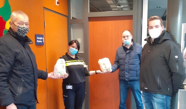 Fractie- en bestuursleden van SGP Veenendaal brengen oliebollen bij Politie Veenendaal.