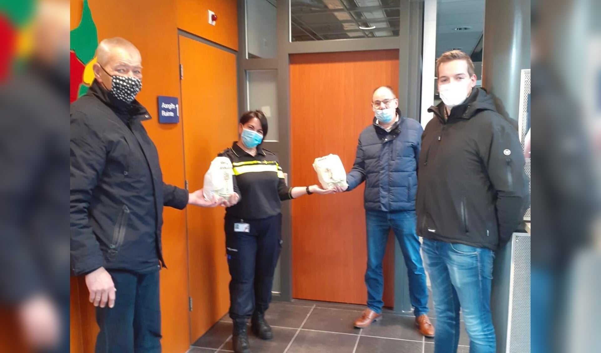 Fractie- en bestuursleden van SGP Veenendaal brengen oliebollen bij Politie Veenendaal.
