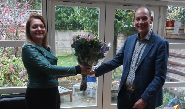 Martin van der Grift feliciteert Connie Brouwer met haar lijsttrekkerschap voor de ChristenUnie