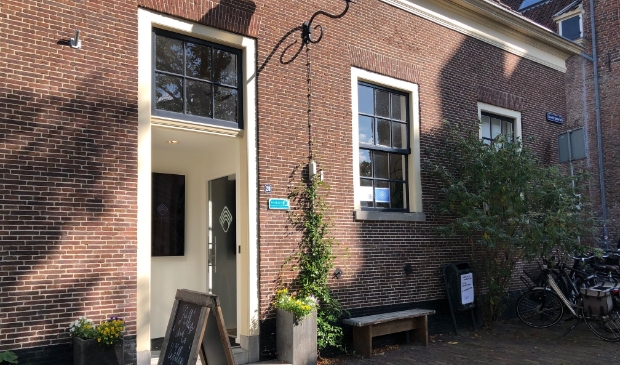 <p>Het Koetshuys is te vinden op de hoek waar de Kortegracht en Muurhuizen elkaar kruisen.</p>