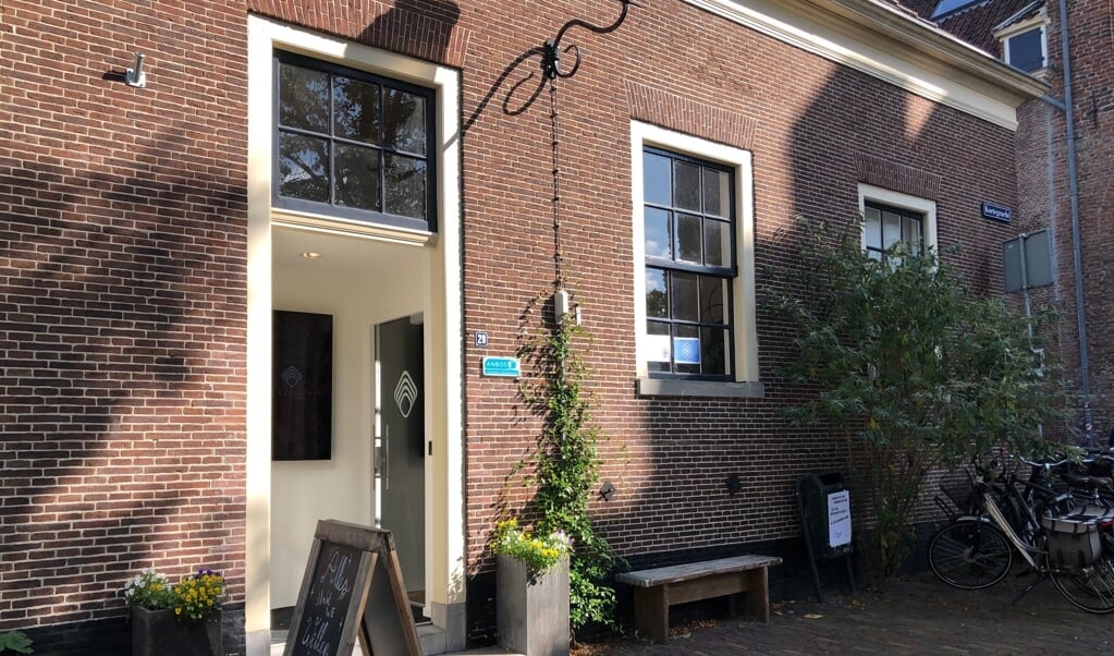 Het Koetshuys is te vinden op de hoek waar de Kortegracht en Muurhuizen elkaar kruisen.