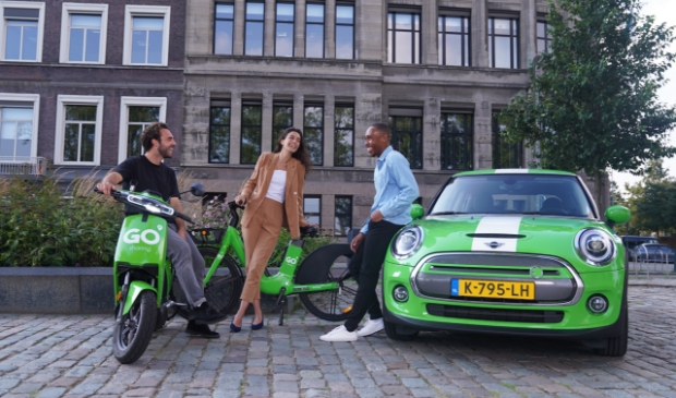 <p>Naast scooters rijden straks in sommige plaatsen ook deelauto's rond. </p>