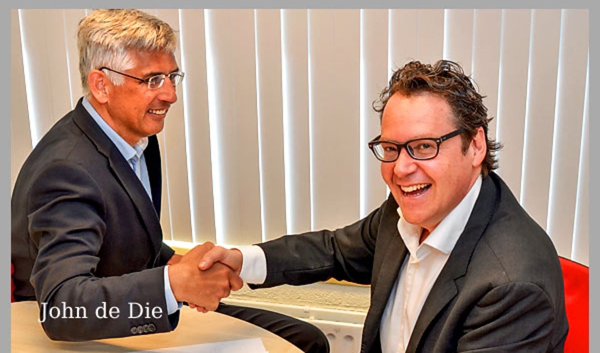 John de Die feliciteert in 2014 Dave Offenbach (rechts) met diens benoeming tot directeur van het Amstelveens Sportbedrijf. Drie jaar later verliet Offenbach het Sportbedrijf.