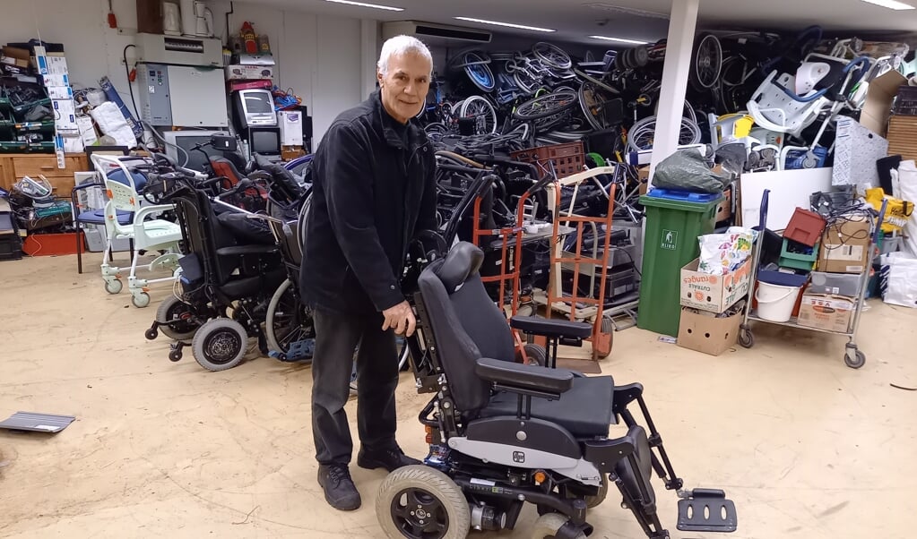 Veenendaler Mohammed Chaoui (71) is best trots op het feit dat hij deze elektrische rolstoel weer werkend heeft gekregen. Die lag al op de schroothoop...