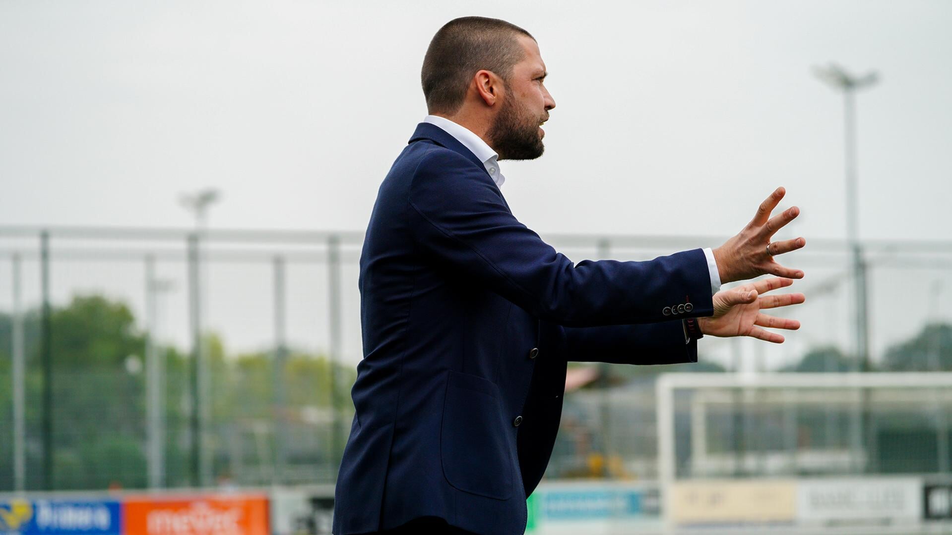 Bart Schreuder vertrekt als hoofdtrainer van SDV Barneveld en gaat samenwerken met broer Alfred 'ergens in het buitenland'.