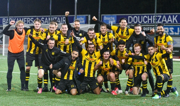 DVS'33 mag als enige club in de regio nog na 17.00 uur trainen, omdat de club nog in het KNVB bekertoernooi zit. (foto: Theo Aalten)