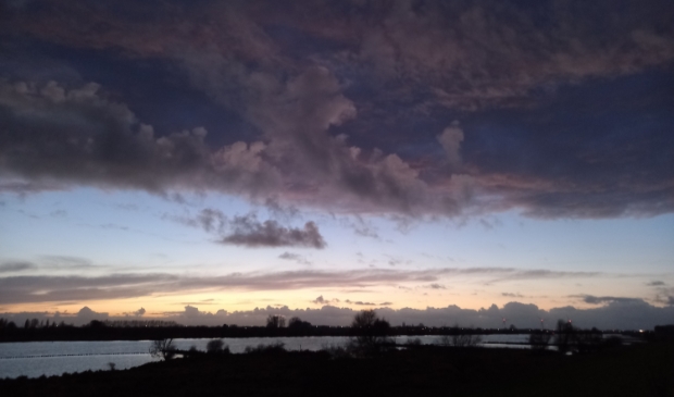 <p>Bijzonder lucht boven de Lek</p>
