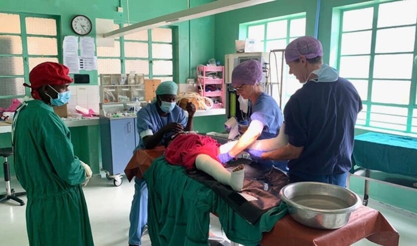 Jiska en Eric Staal en collega's werken aan het gipsen van een been in Tanzania
