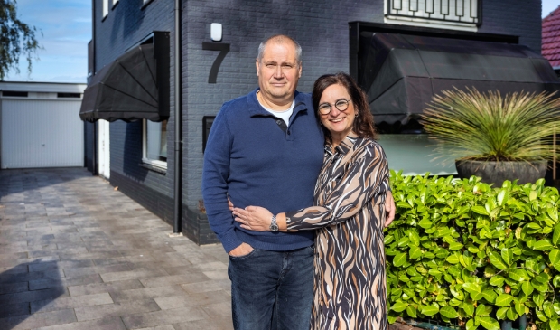 <p>Huib en Miranda van Velsen voor hun huidige woning in Heelsum.</p>