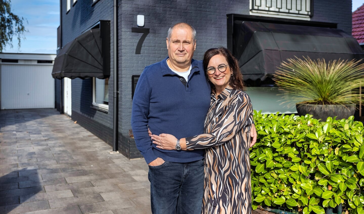 Huib en Miranda van Velsen voor hun huidige woning in Heelsum.