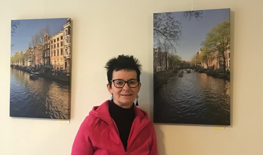 Annie Askamp bij haar foto's van de Amsterdamse grachten in Bunninchem 