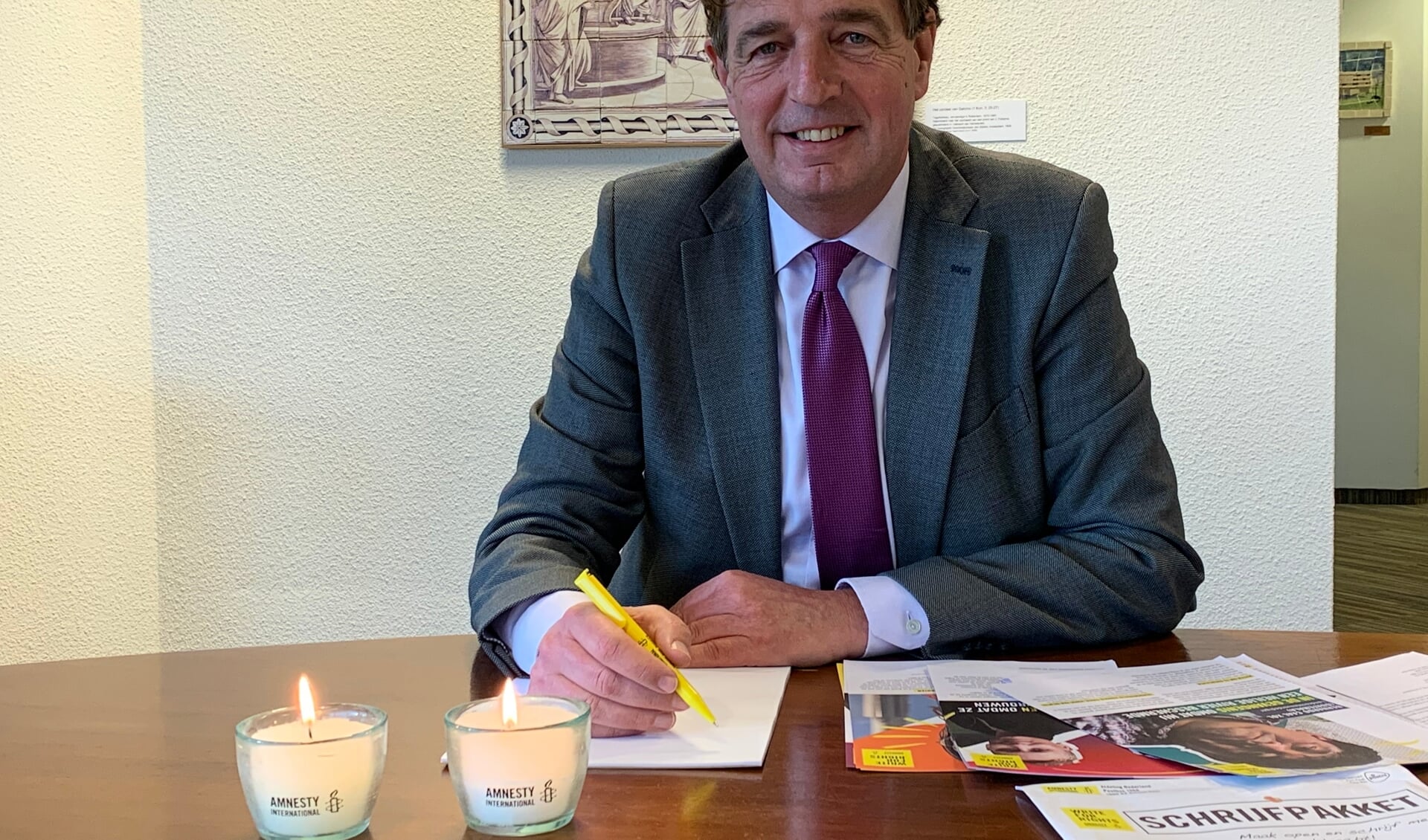 De burgemeester van Ede, René Verhulst, in actie voor Amnesty International 