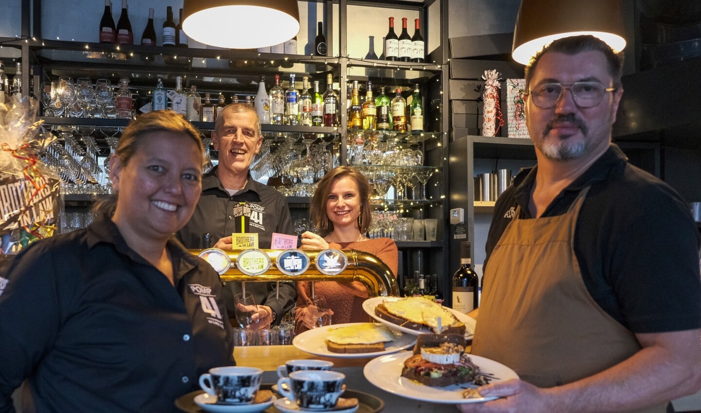 V.l.n.r. Mireille Drijver, Piet Kastelein, Leonie Kapiteyn en Simon Verhoeven bij restaurant Pomp41 aan de Dorpsstraat in De Bilt