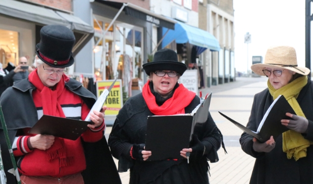 <p>Zaterdag waren er kerstliederen te horen in het centrum van Zandvoort.</p>