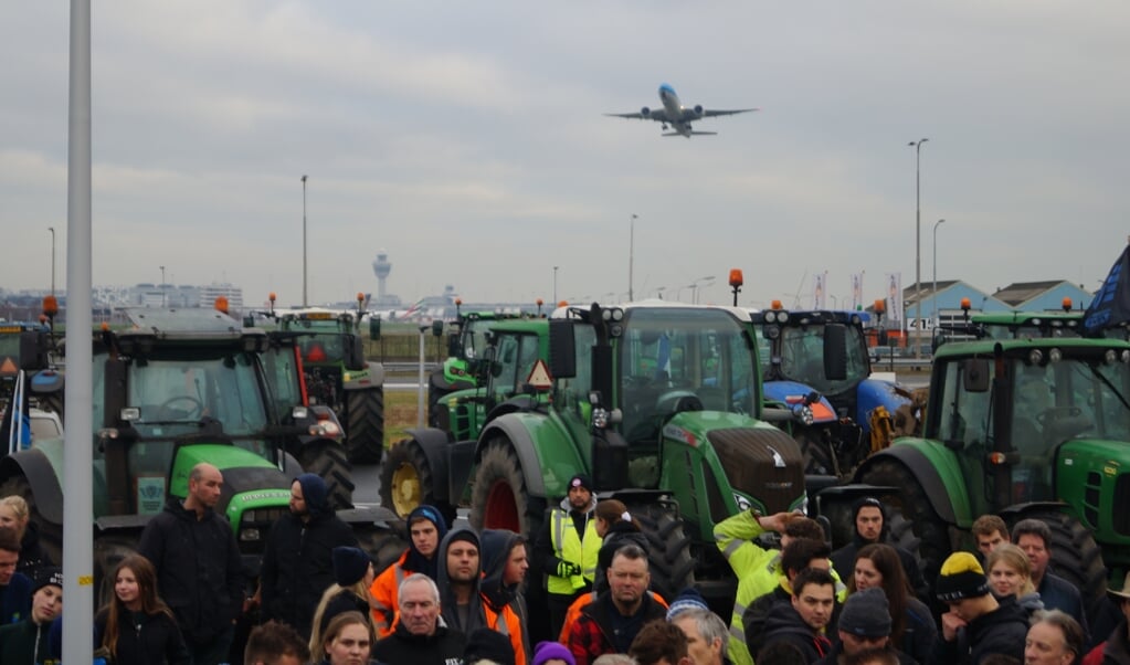 In december 2021 kwamen tientallen boeren met hun  trekkers naar Schiphol om de luchthaven een zogenoemd ‘koopcontract’ aan te bieden. 