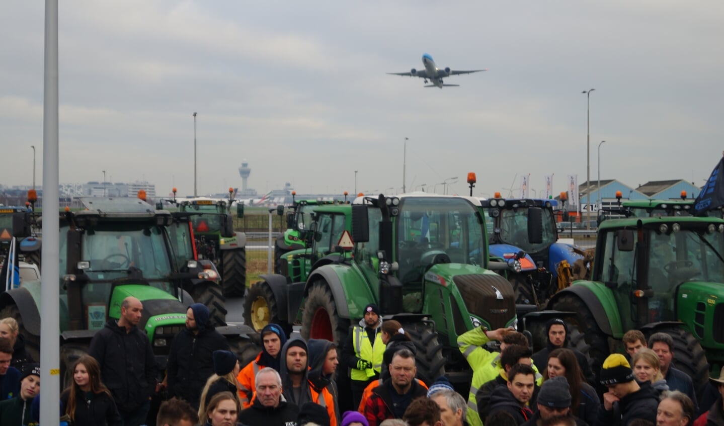 In december 2021 kwamen tientallen boeren met hun trekkers naar Schiphol om de luchthaven een zogenoemd ‘koopcontract’ aan te bieden.