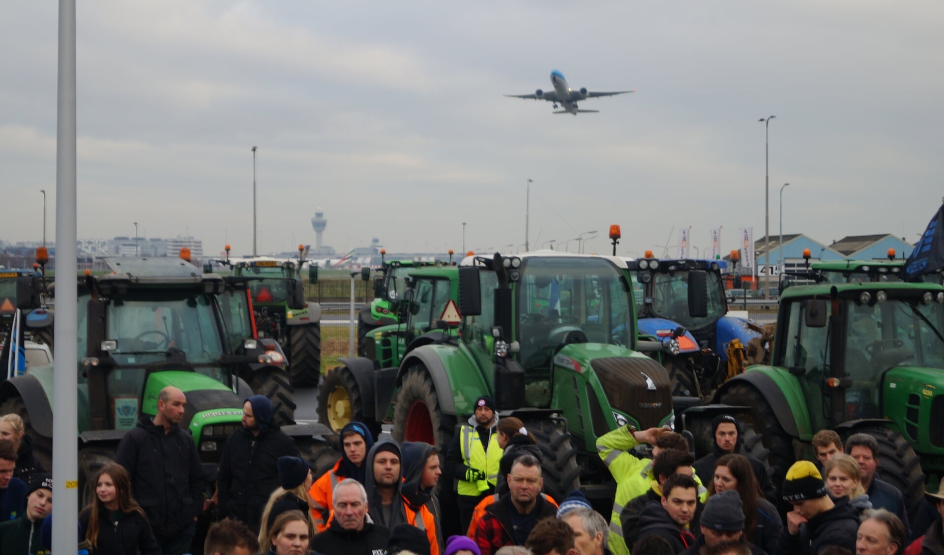 In december 2021 kwamen tientallen boeren met hun  trekkers naar Schiphol om de luchthaven een zogenoemd ‘koopcontract’ aan te bieden. 