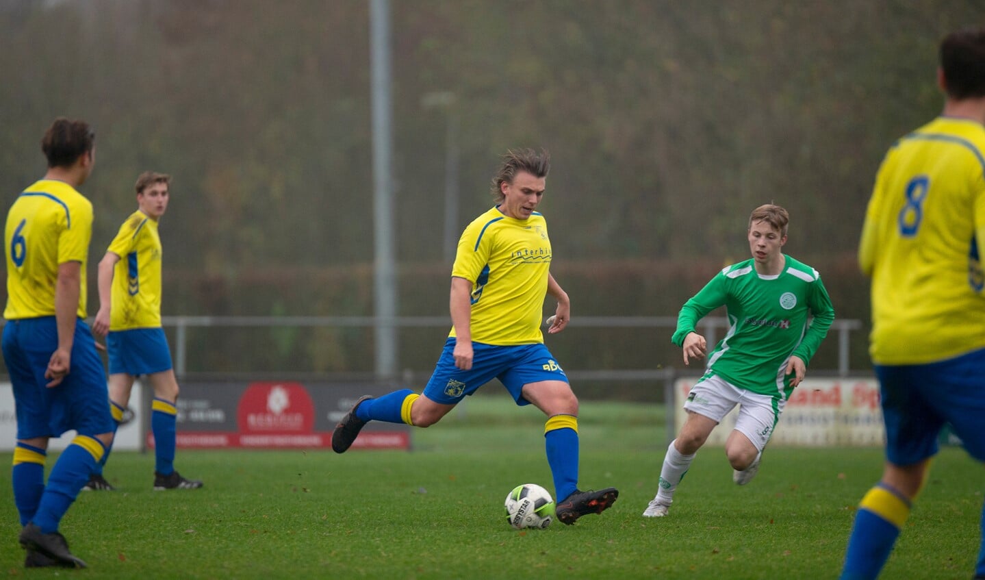 Simon de Boer verstuurt een pass namens VV Barneveld. De thuisploeg verloor met liefst 1-6.