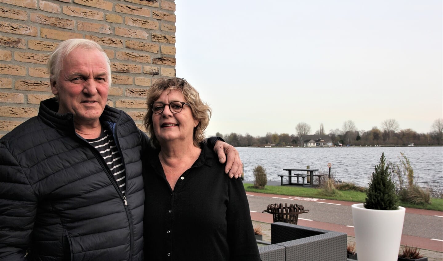 Aad en Anja bij hun droomhuis. Op de achtergrond De Blauwe Beugel in Aalsmeer.