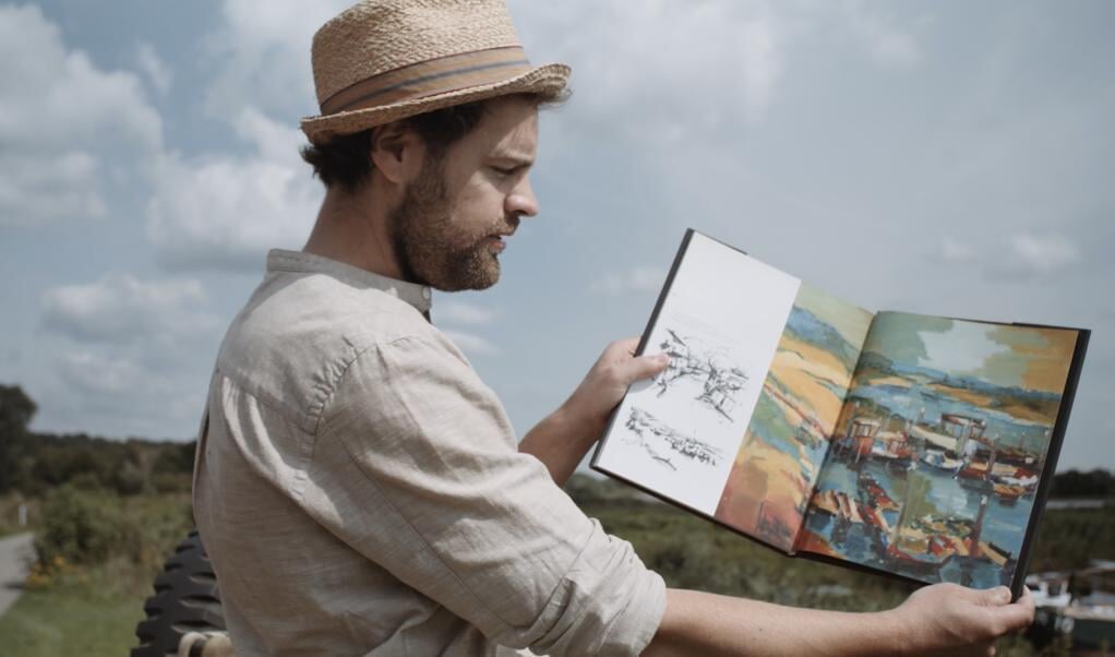 Afbeelding uit de filmdocumentaire over Jits Bakker. Zoon Tibo van de Zand neemt de kijker mee op reis langs iconische sculpturen en bijzondere schilderlocaties in Nederland, Spanje en Portugal.