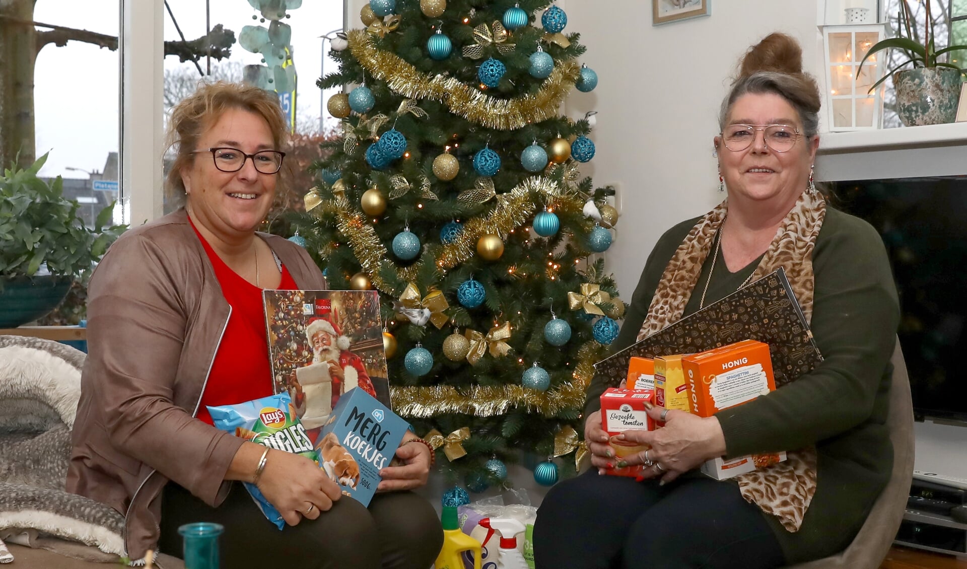 Eveline van Soeren - Jansen (links) en Barta Jansen van Jorksveld verzamelen boodschappen voor kerstpakketten. 