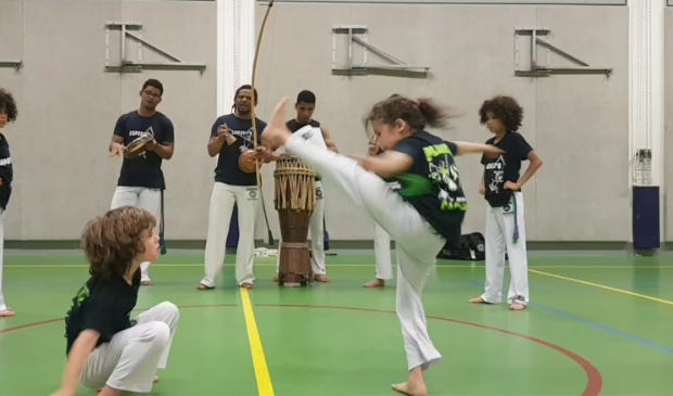 Kinderen in actie met capoeira