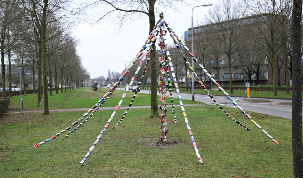 Een kerstboom van blikjes als statement tegen zwerfafval Nieuws uit