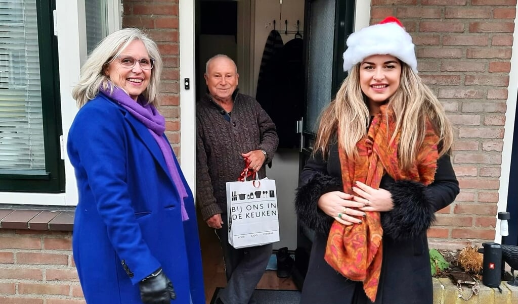Zangeres Meike van der Veer ging met haar moeder Tineke op pad om pakketjes rond te brengen