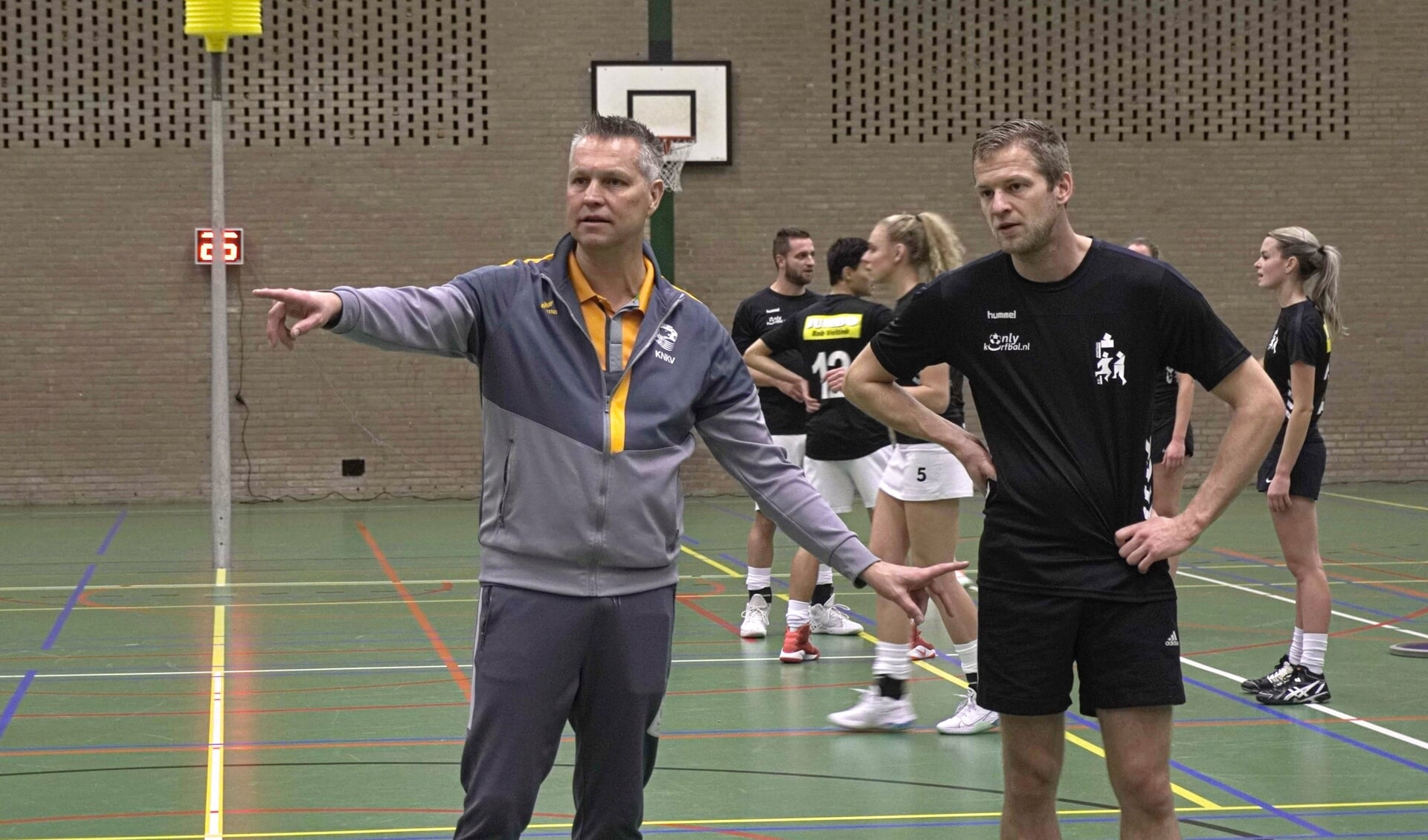 Korfbalbondscoach Jan Niebeek was zaterdag even terug in Nijkerk voor een clinic aan de selectie van Sparta korfbal.