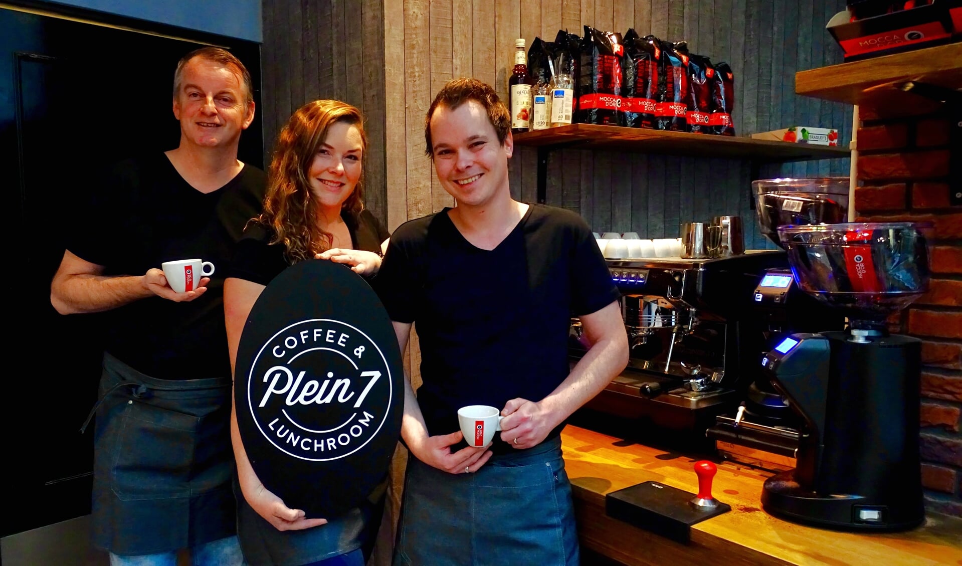 Drie Vennepers, Dirk Hagenbeek, Mandy Bakker en Marvin van ’t Loo, starten met coffeecorner en lunchroom Plein 7.