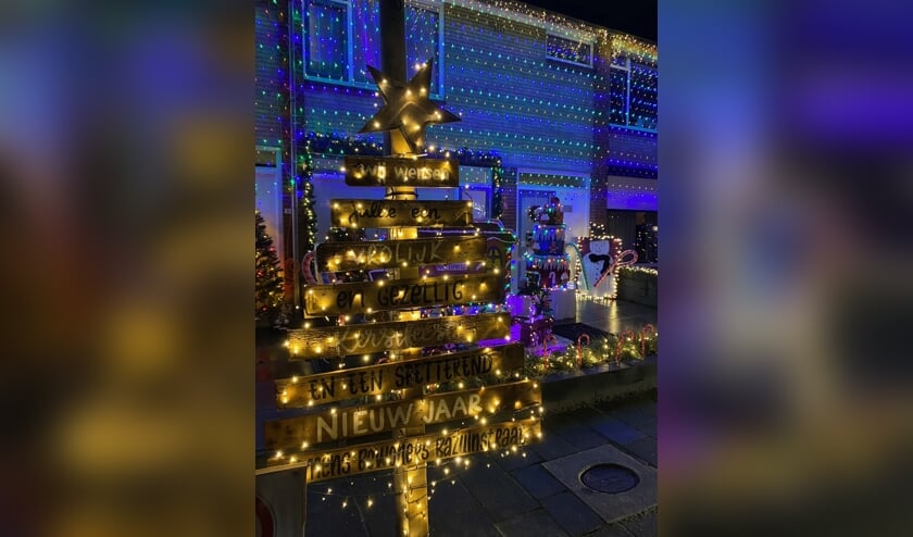 Een kerstboom met vrolijke wensen