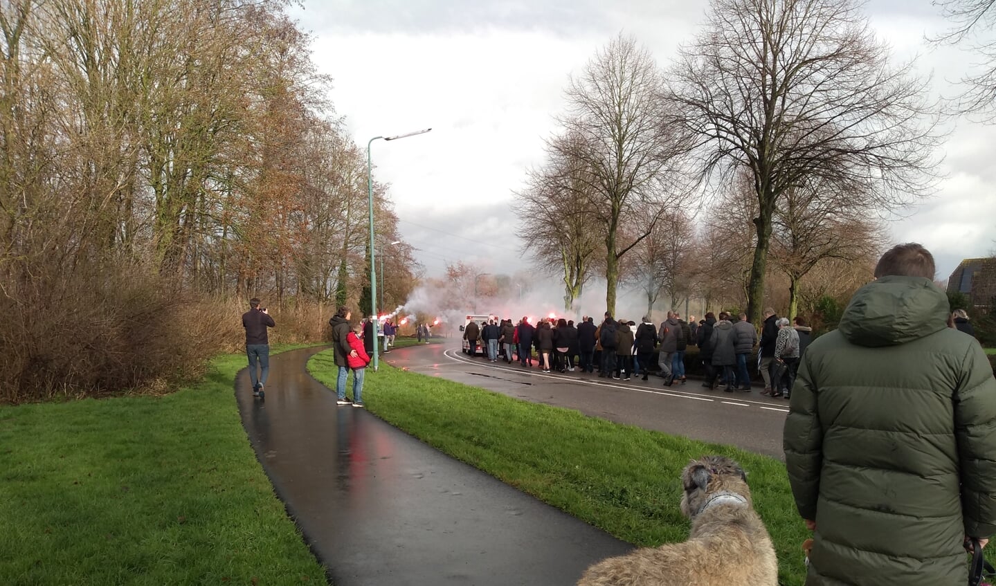 Langs de Singel vanaf SV Odijk tot de begraafplaats stonden honderden mensen, waarvan velen met SV Odijk shirt, Rijnpinters kleding en/of fakkels. 