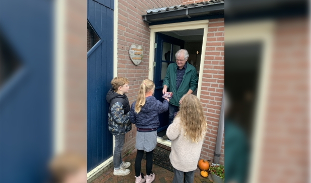 Leerlingen bezorgen kerstkaarten in Harderwijk
