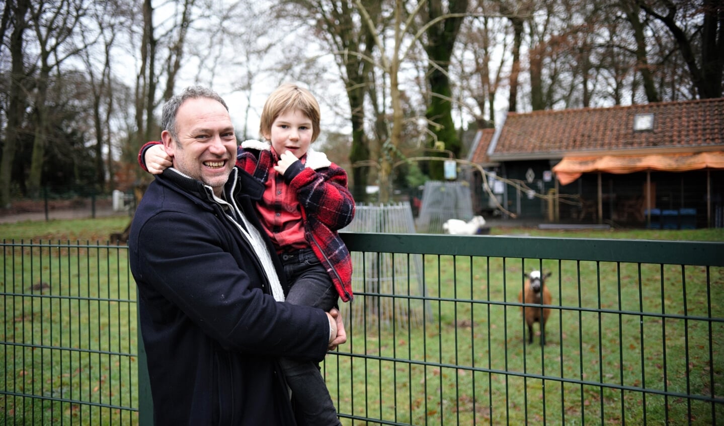 Velthuizen met zijn zoon Rens, heeft al een mooi gedoneerd bedrag ontvangen om de kinderboerderij in Heelsum open te houden.