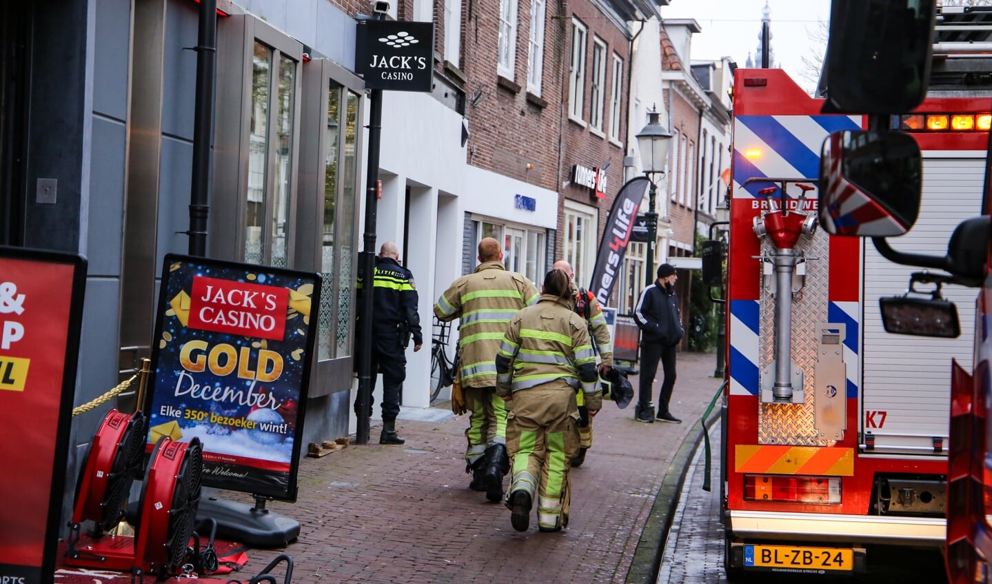 Brandweerlieden betreden het desbetreffende pand aan de Kamp in Amersfoort.