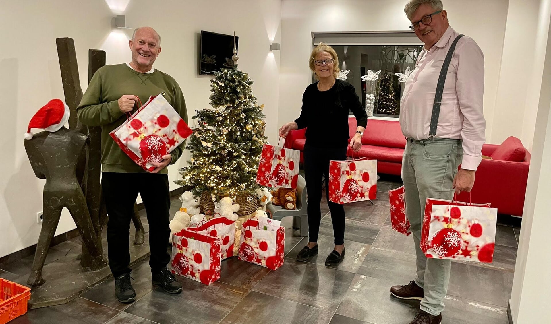 Peter Stoks, Anke Eweg en Koos van Buuren van Lions-Mingle Amstelveen met de tassen vol lekkernijen voor alleenwonende ouderen. 