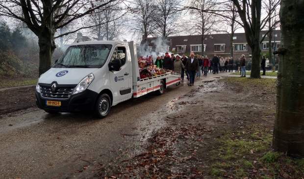 <p>De kist en de bloemen lagen op een open wagen van Garage Mocking, van zijn ouders, waar Jordy werkte.</p>