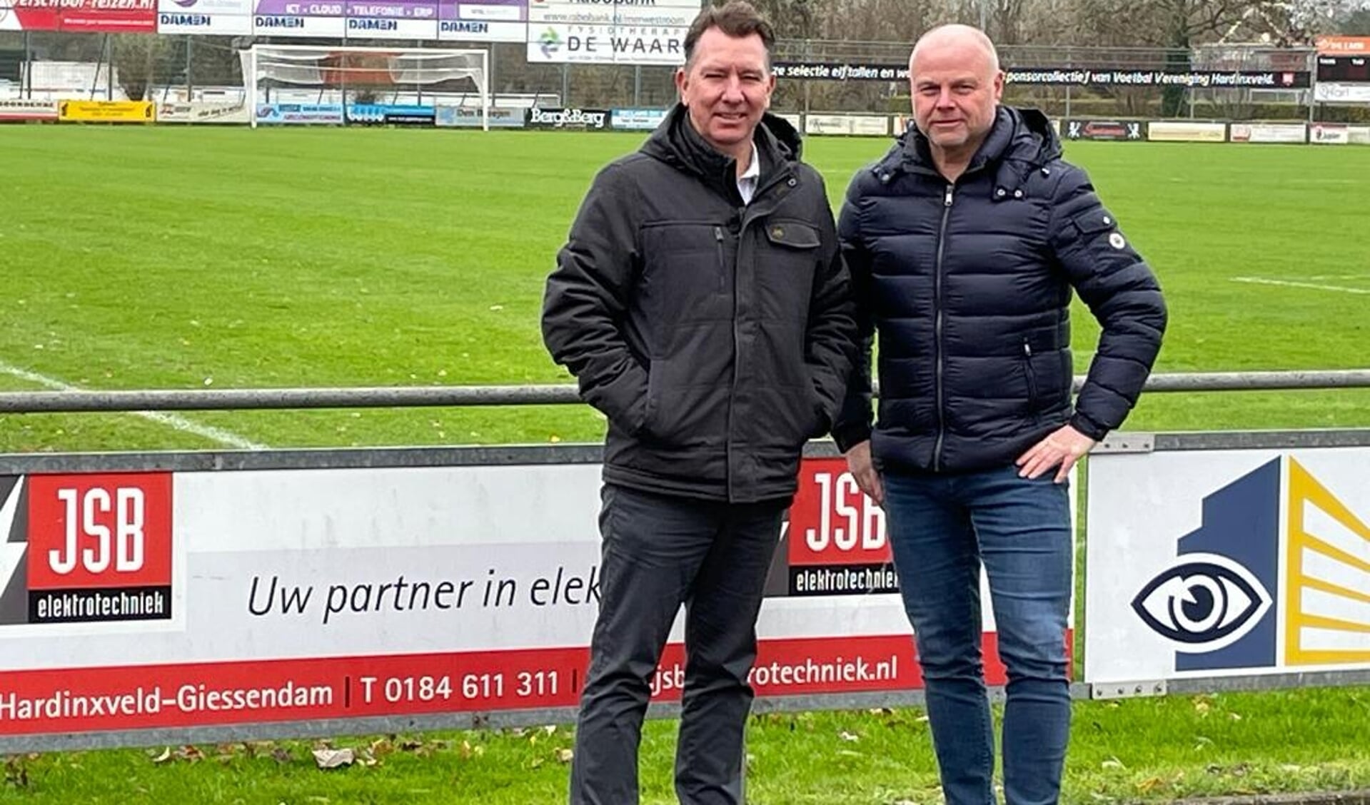 Voorzitter Michel Helmink  (r) met oud-ploeggenoot en nieuwe Hardinxveld hoofdtrainer Theo de Boon (l)