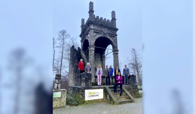 De eerste 8 kandidaten op de kieslijst van BVHlokaal op de
monumentale Uilentoren in Leersum. V.l.n.r. Gera Hensbergen, Bram Brinkman, Francine van
der Velde, Nico Daamen, Kees Nooteboom, Yvonne Karelse, Anouk Haaxma en Robin de Bock,