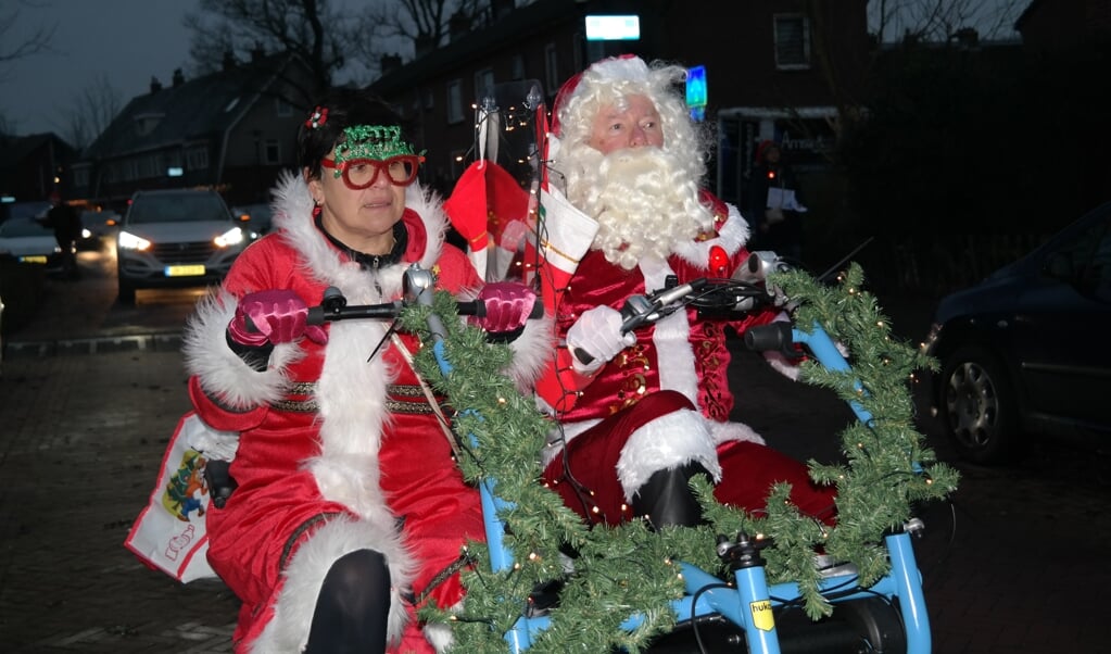 De kerstman en kerstvrouw zijn dit jaar op de fiets.