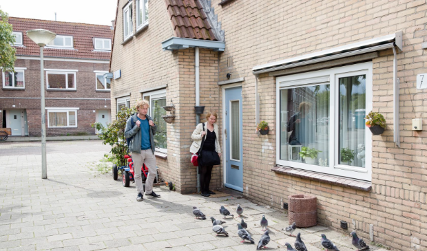 NRC-journalisten Freek Schravesande en Carola Houtekamer maakten een journalistieke ontdekkingsreis door Boven-Hardinxveld. ,,De zaak Johan de Waal was net een roman.”